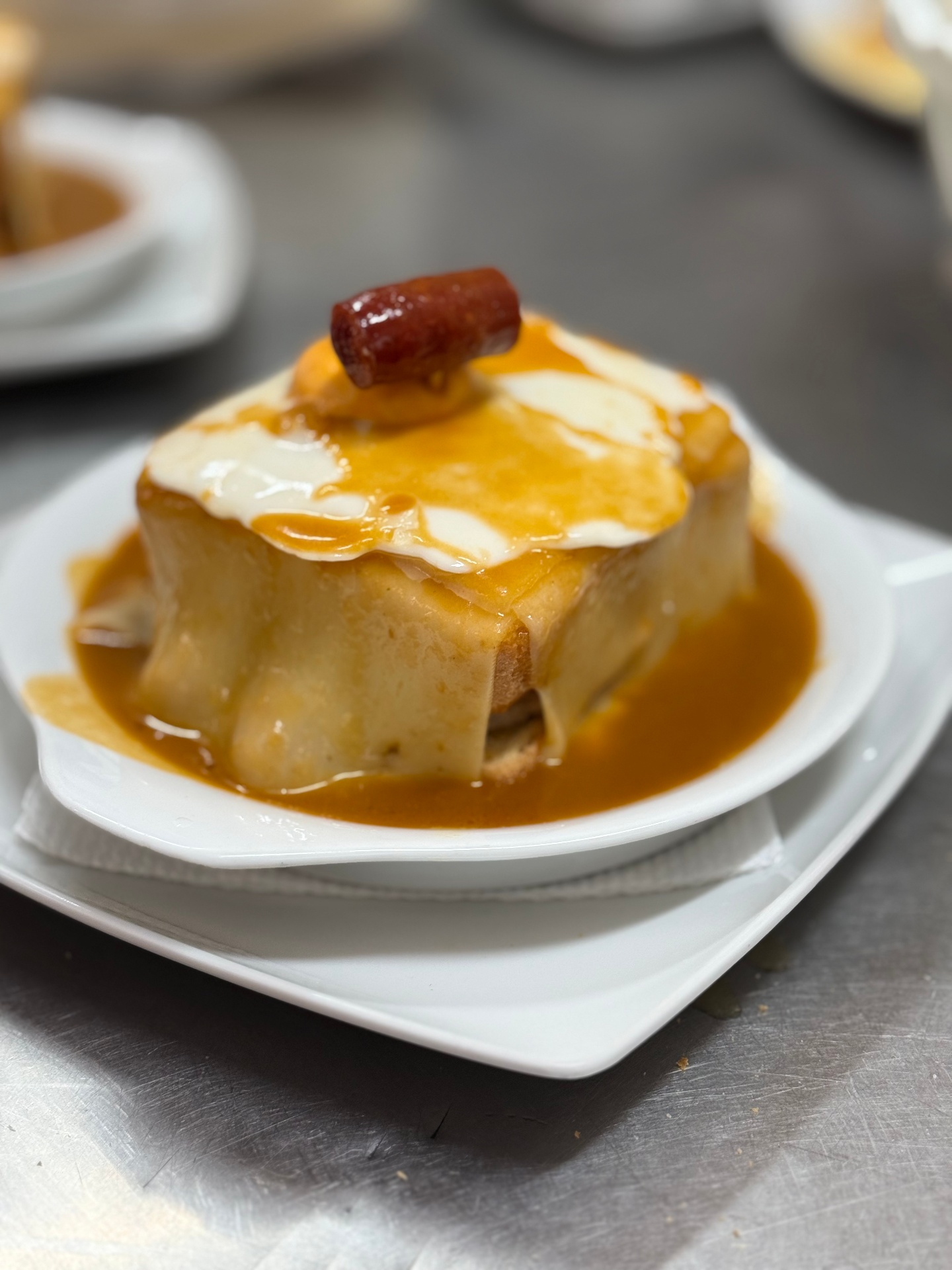 Francesinha com molho e chouriço servida no Paraíso do Alentejo em Grândola