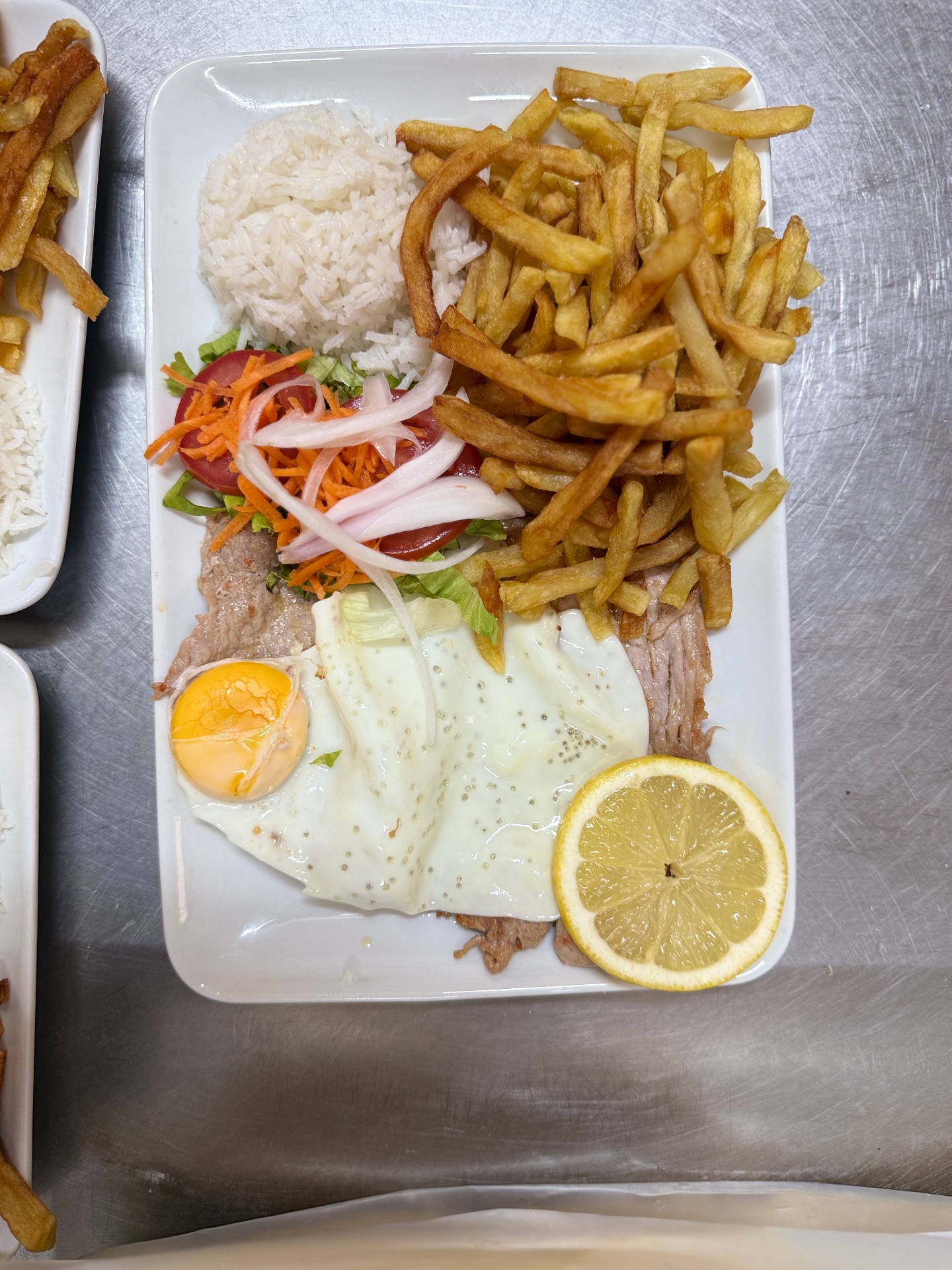 Bitoque com ovo, arroz, batata frita e salada