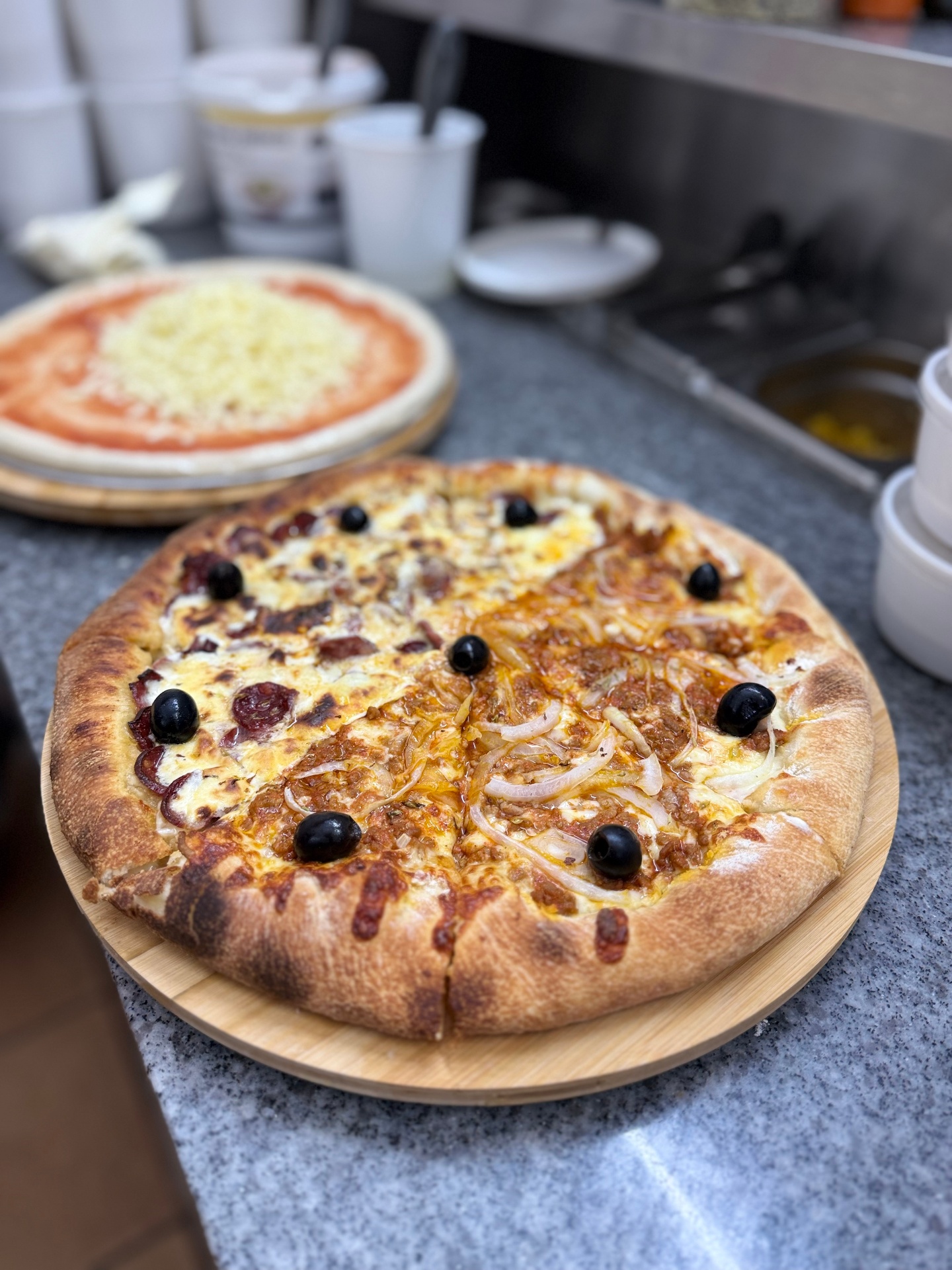 Pizza meia-meia chouriço e carne picada com cebola
