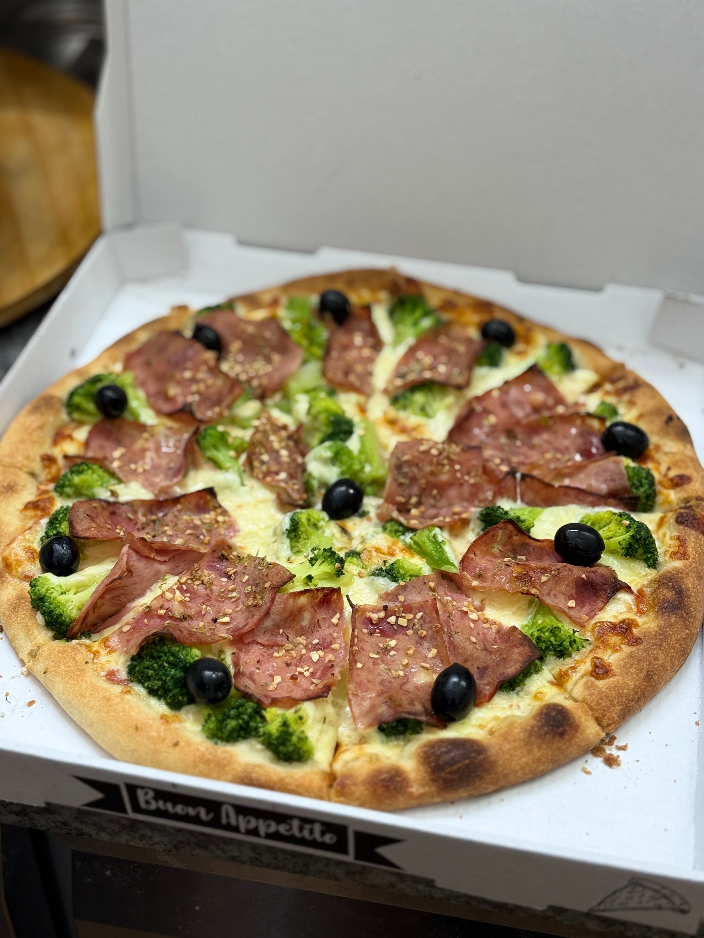 Pizza branca de fiambre e brócolos