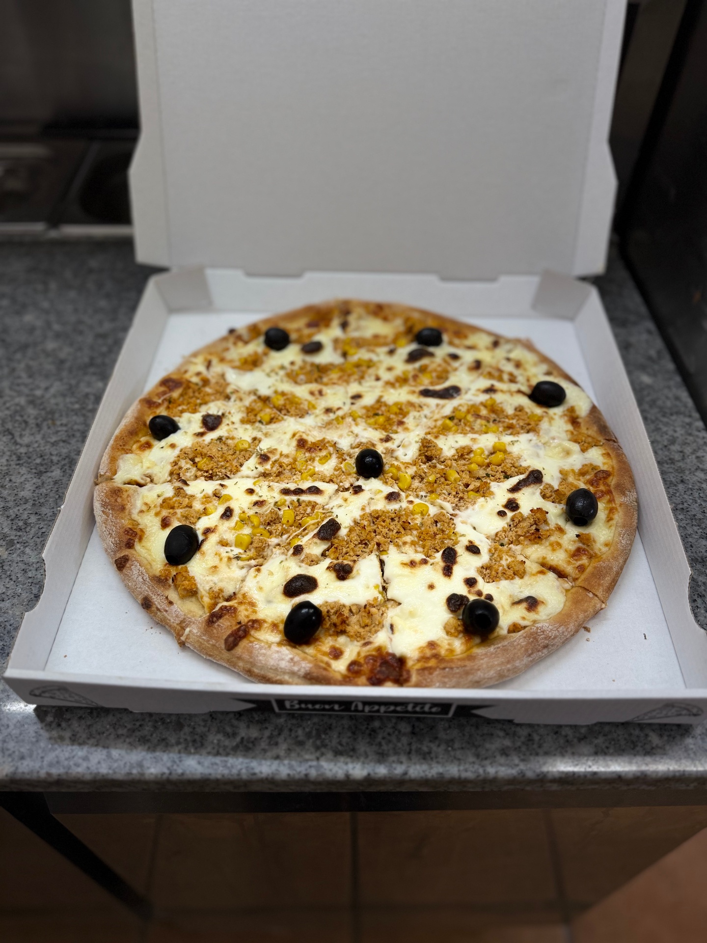 Pizza de atum com milho e azeitonas