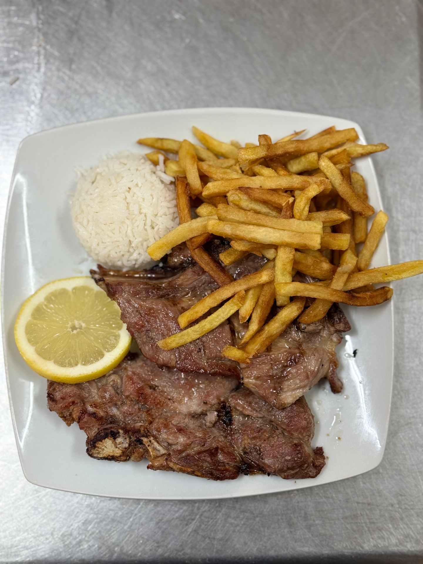 Entrecosto grelhado com arroz e batata frita