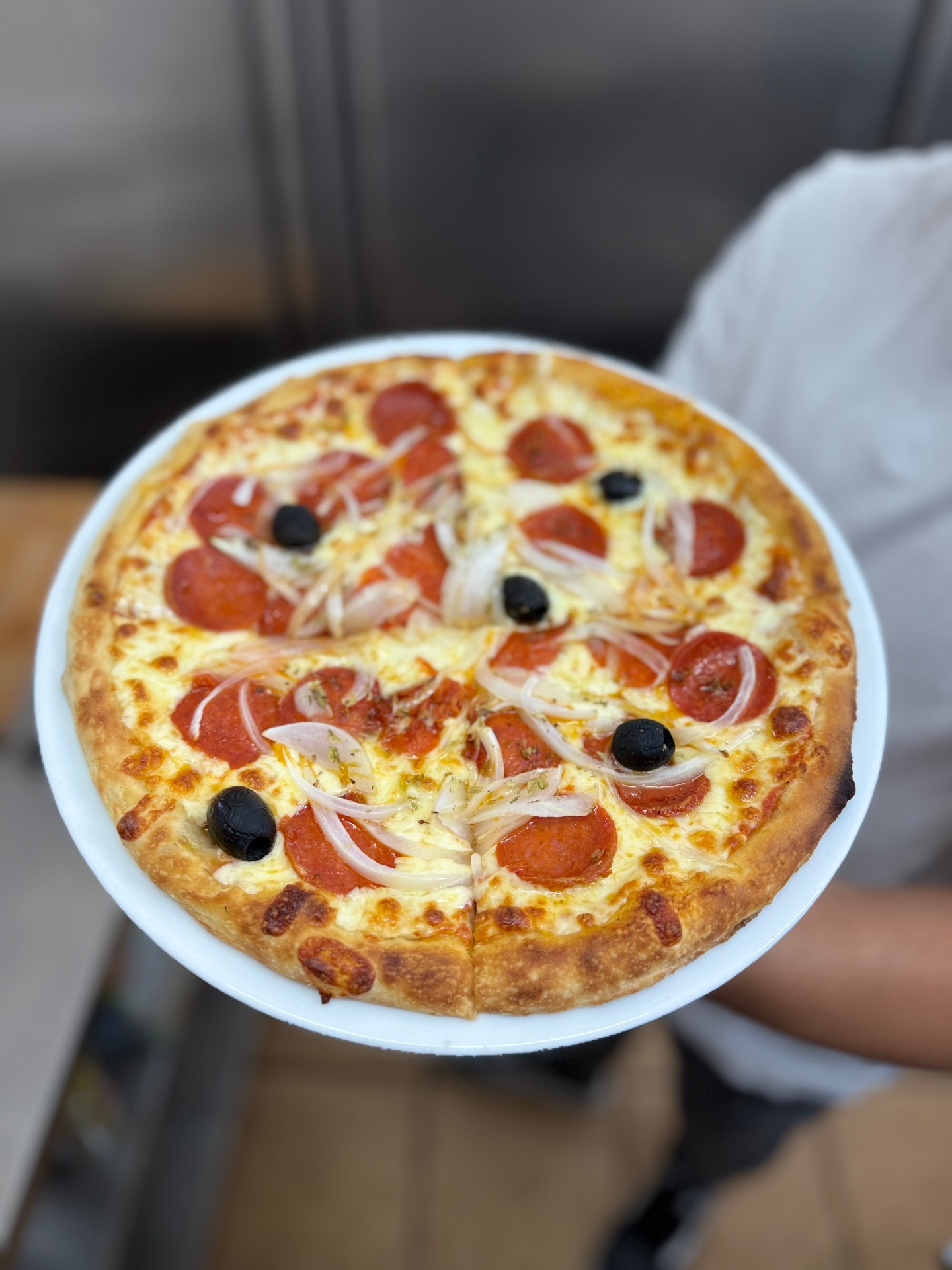 Pizza de pepperoni com cebola e azeitonas pretas
